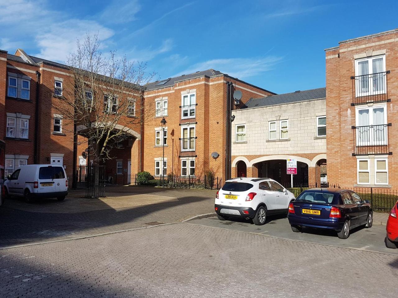 Godwin Court Apartments Swindon Dış mekan fotoğraf
